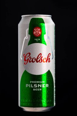 Grolsch Premium Pilsner 'daki su damlacıkları - Grolsch Premium Bira Kutusu. Romanya, Bükreş 'te stüdyo fotoğraf çekimi, 2021