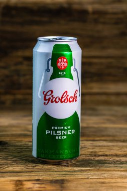 Grolsch Premium Pilsner - Grolsch Premium Lager, Hollanda Grolsch Bira Fabrikası 'nın amiral gemisi. Romanya, Bükreş 'te stüdyo fotoğraf çekimi, 2020