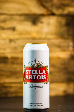 Harika Belçika birası, Stella Artois. Belçika birası birası kutusu. Romanya, Bükreş 'te stüdyo fotoğraf çekimi, 2020