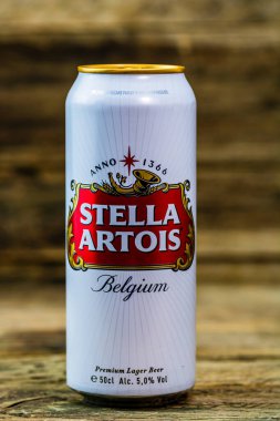 Harika Belçika birası, Stella Artois. Belçika birası birası kutusu. Romanya, Bükreş 'te stüdyo fotoğraf çekimi, 2020