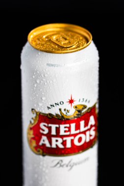 Stella Artois birasının üzerindeki su damlacıkları siyaha izole edilmiş. Bükreş, Romanya, 2020