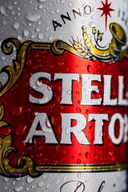 Stella Artois birasının üzerindeki su damlacıkları siyaha izole edilmiş. Bükreş, Romanya, 2020