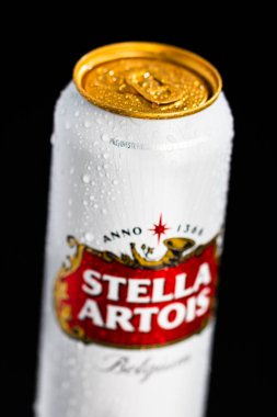 Stella Artois birasının üzerindeki su damlacıkları siyaha izole edilmiş. Bükreş, Romanya, 2020