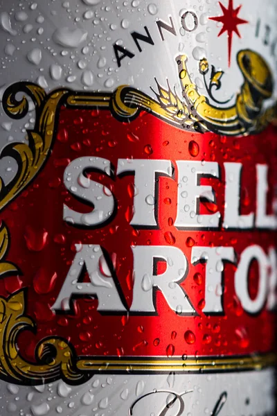 Stella Artois birasının üzerindeki su damlacıkları siyaha izole edilmiş. Bükreş, Romanya, 2020