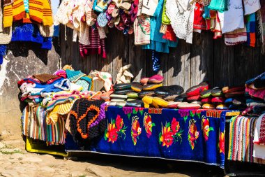 2021 yılında Romanya 'nın Viscri kentindeki dar bir sokakta evlerinin önünde sergilenen el yapımı yün çoraplar ve yerel halk tarafından dizayn edilmiş giysiler.