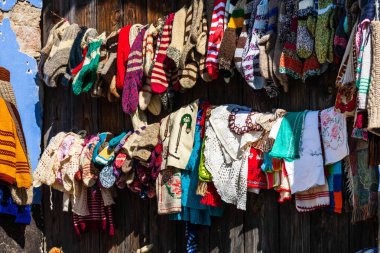 2021 yılında Romanya 'nın Viscri kentindeki dar bir sokakta evlerinin önünde sergilenen el yapımı yün çoraplar ve yerel halk tarafından dizayn edilmiş giysiler.