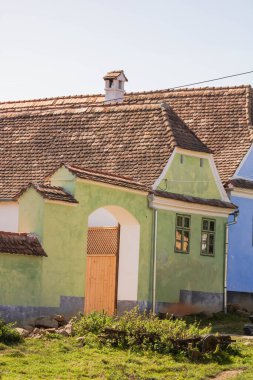 Romanya 'daki Viscri köyünün manzarası. Romanya 'nın Viscri kentindeki ortaçağ Sakson köyündeki geleneksel evleri boyamış.