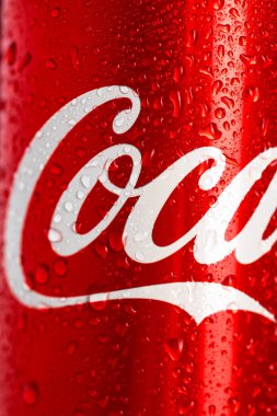 Siyah arka planda klasik Coca-Cola kutusunun ayrıntıları. Stüdyo çekimi Bükreş, Romanya, 2021