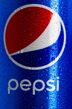 Siyah arka planda klasik Pepsi kutusu ayrıntıları. Stüdyo çekimi Bükreş, Romanya, 2021