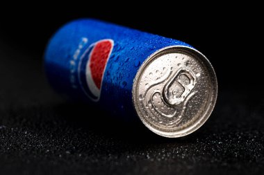 Pepsi kutusunun siyah arka plandaki su damlacıklarıyla çekilmiş resmi. Stüdyo çekimi Bükreş, Romanya, 2021
