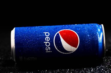 Pepsi kutusunun siyah arka plandaki su damlacıklarıyla çekilmiş resmi. Stüdyo çekimi Bükreş, Romanya, 2021