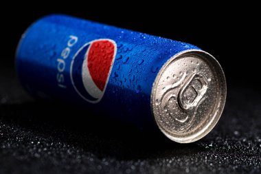 Pepsi kutusunun siyah arka plandaki su damlacıklarıyla çekilmiş resmi. Stüdyo çekimi Bükreş, Romanya, 2021