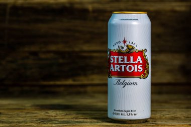 Harika Belçika birası, Stella Artois. Belçika birası birası kutusu. Romanya, Bükreş 'te stüdyo fotoğraf çekimi, 2020
