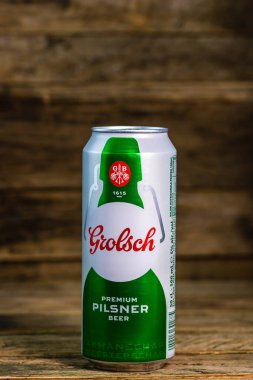 Grolsch Premium Pilsner - Grolsch Premium Lager, Hollanda Grolsch Bira Fabrikası 'nın amiral gemisi. Romanya, Bükreş 'te stüdyo fotoğraf çekimi, 2020
