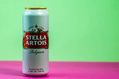 Harika Belçika birası, Stella Artois. Belçika birası birası kutusu. Romanya, Bükreş 'te stüdyo fotoğraf çekimi, 2020