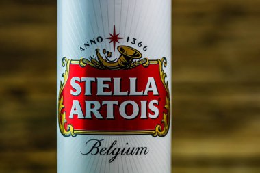 Harika Belçika birası, Stella Artois. Belçika birası birası kutusu. Romanya, Bükreş 'te stüdyo fotoğraf çekimi, 2020