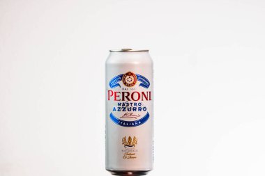Peroni Nastro Azzurro, 1963 yılından beri Peroni Bira Fabrikası tarafından üretilen birinci sınıf bira. Romanya, Bükreş 'te stüdyo fotoğraf çekimi, 2020