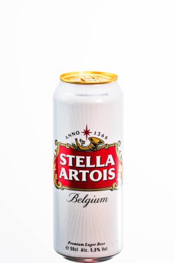 Harika Belçika birası, Stella Artois. Belçika birası birası kutusu. Romanya, Bükreş 'te stüdyo fotoğraf çekimi, 2020