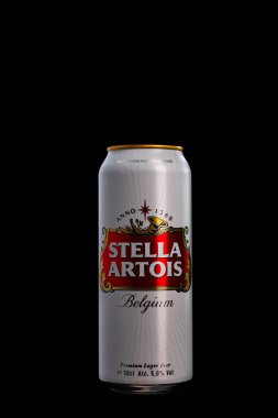Stella Artois birası siyah arka planda izole edilmiş. Bükreş, Romanya, 2020