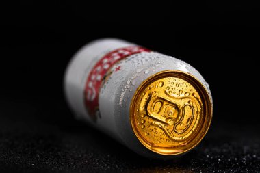 Stella Artois birasının üzerindeki su damlacıkları siyaha izole edilmiş. Bükreş, Romanya, 2020