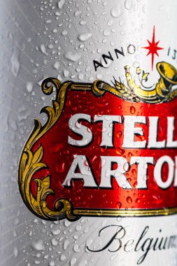 Stella Artois birasının üzerindeki su damlacıkları siyaha izole edilmiş. Bükreş, Romanya, 2020