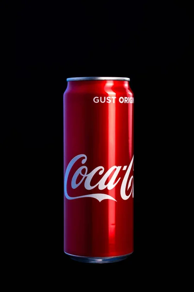 Redactionele Foto Van Klassieke Coca Cola Blik Zwarte Achtergrond Studio — Stockfoto