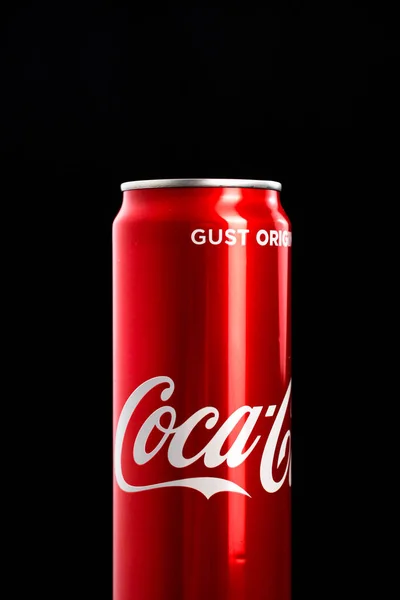 Siyah Arka Planda Klasik Coca Cola Kutusunun Editör Fotoğrafı Stüdyo — Stok fotoğraf