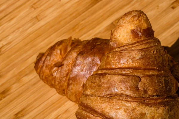 Detail Eines Frischen Croissants Auf Einem Holztisch Essen Und Frühstück — Stockfoto