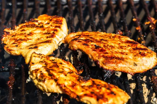 炭火焼で焼いた鶏と豚のステーキ キャンプのトップビューおいしいバーベキュー フードコンセプト グリル上の食品やグリル上の食品の詳細 — ストック写真