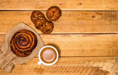 Tahta masada taze puf böreği. Kahve, yemek ve kahvaltı konsepti. Tatlılar, taze hamur işleri, bisküviler ve kahve. Üst görünüm ve kopyalama alanı