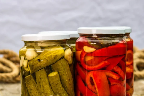 Pots Verre Avec Poivrons Rouges Marinés Concombres Marinés Cornichons Isolés — Photo