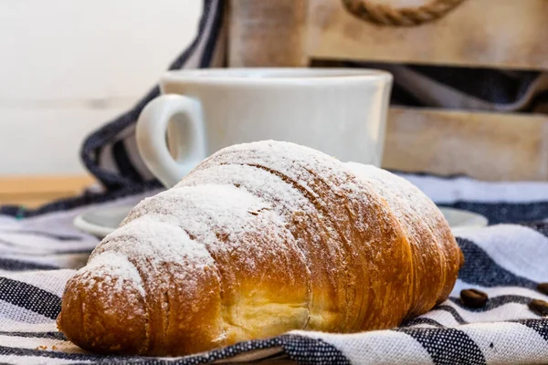 패트리 Puff Pastry Coffee Cup 상자에 프랑스 크로와 Croissant 먹었다 — 스톡 사진