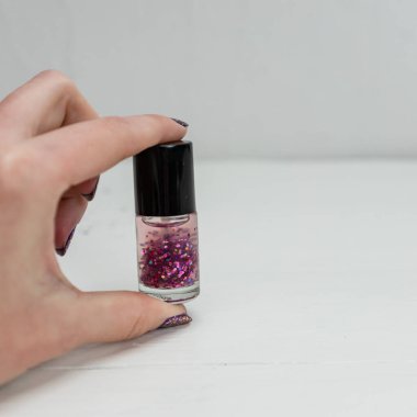 El ele tutuşmalar renkli ve parlak tırnak cilası kopyalama alanı ile izole edilmiş..