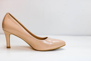 Beyaz arkaplanda izole edilmiş yüksek topuklu ayakkabılar..