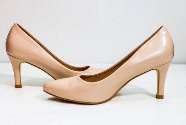 Beyaz arkaplanda izole edilmiş yüksek topuklu ayakkabılar..