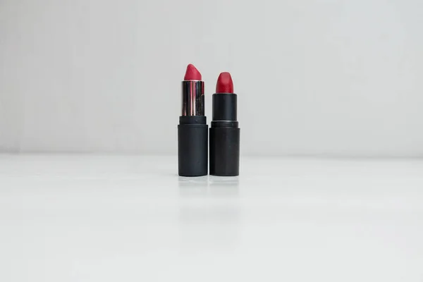 Kleurrijke Lippenstift Geïsoleerd Wit Met Kopieerruimte — Stockfoto