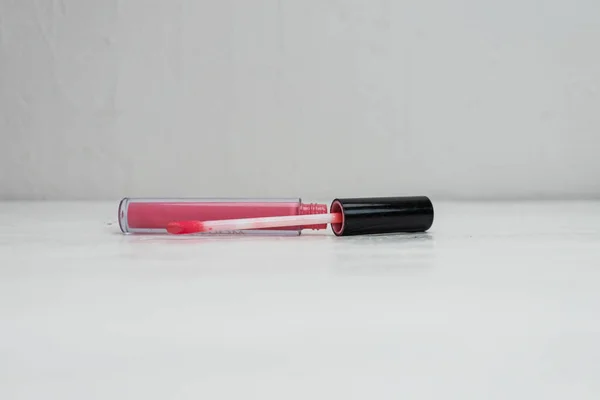 Flüssiger Lippenstift Mit Applikator Isoliert Auf Weiß Mit Kopierraum — Stockfoto