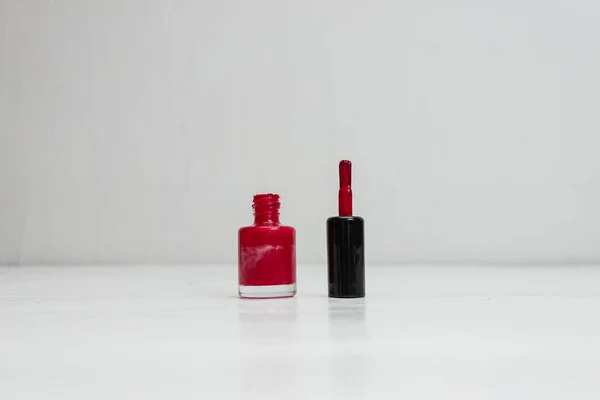 Esmalte Uñas Rojo Colorido Brillante Aislado Con Espacio Copia —  Fotos de Stock