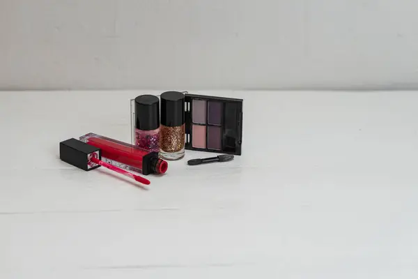 Vloeibare Lippenstift Met Applicator Oogschaduw Palet Kleurrijke Nagellak Geïsoleerd Wit — Stockfoto