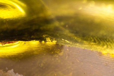 Su yüzeyinde yağ damlaları ve dalgaları olan soyut renkli arkaplan. Soyut arkaplan kavramı