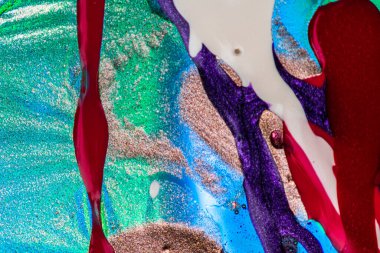 Su yüzeyinde yağ damlaları ve dalgaları olan soyut renkli arkaplan. Soyut arkaplan kavramı