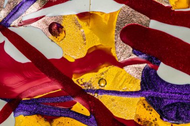 Su yüzeyinde yağ damlaları ve dalgaları olan soyut renkli arkaplan. Soyut arkaplan kavramı