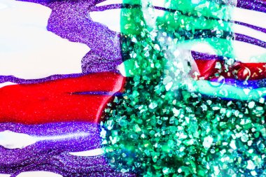 Su yüzeyinde yağ damlaları ve dalgaları olan soyut renkli arkaplan. Soyut arkaplan kavramı