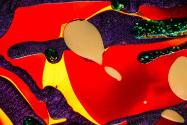 Su yüzeyinde yağ damlaları ve dalgaları olan soyut renkli arkaplan. Soyut arkaplan kavramı