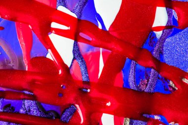 Su yüzeyinde yağ damlaları ve dalgaları olan soyut renkli arkaplan. Soyut arkaplan kavramı