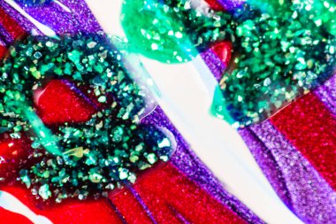 Su yüzeyinde yağ damlaları ve dalgaları olan soyut renkli arkaplan. Soyut arkaplan kavramı