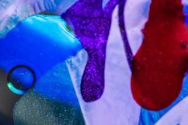 Su yüzeyinde yağ damlaları ve dalgaları olan soyut renkli arkaplan. Soyut arkaplan kavramı