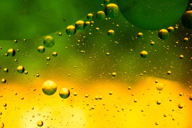 Su yüzeyinde yağ damlaları ve dalgaları olan soyut renkli arkaplan. Soyut arkaplan kavramı