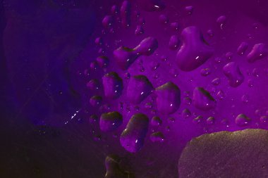 Renkli yüzeyde su damlaları olan soyut renkli arkaplan ya da arkaplan. Soyut arkaplan kavramı