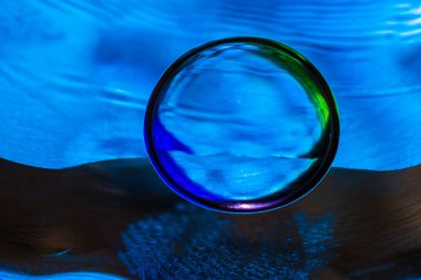 Su yüzeyinde yağ damlaları ve dalgaları olan soyut renkli arkaplan. Soyut arkaplan kavramı